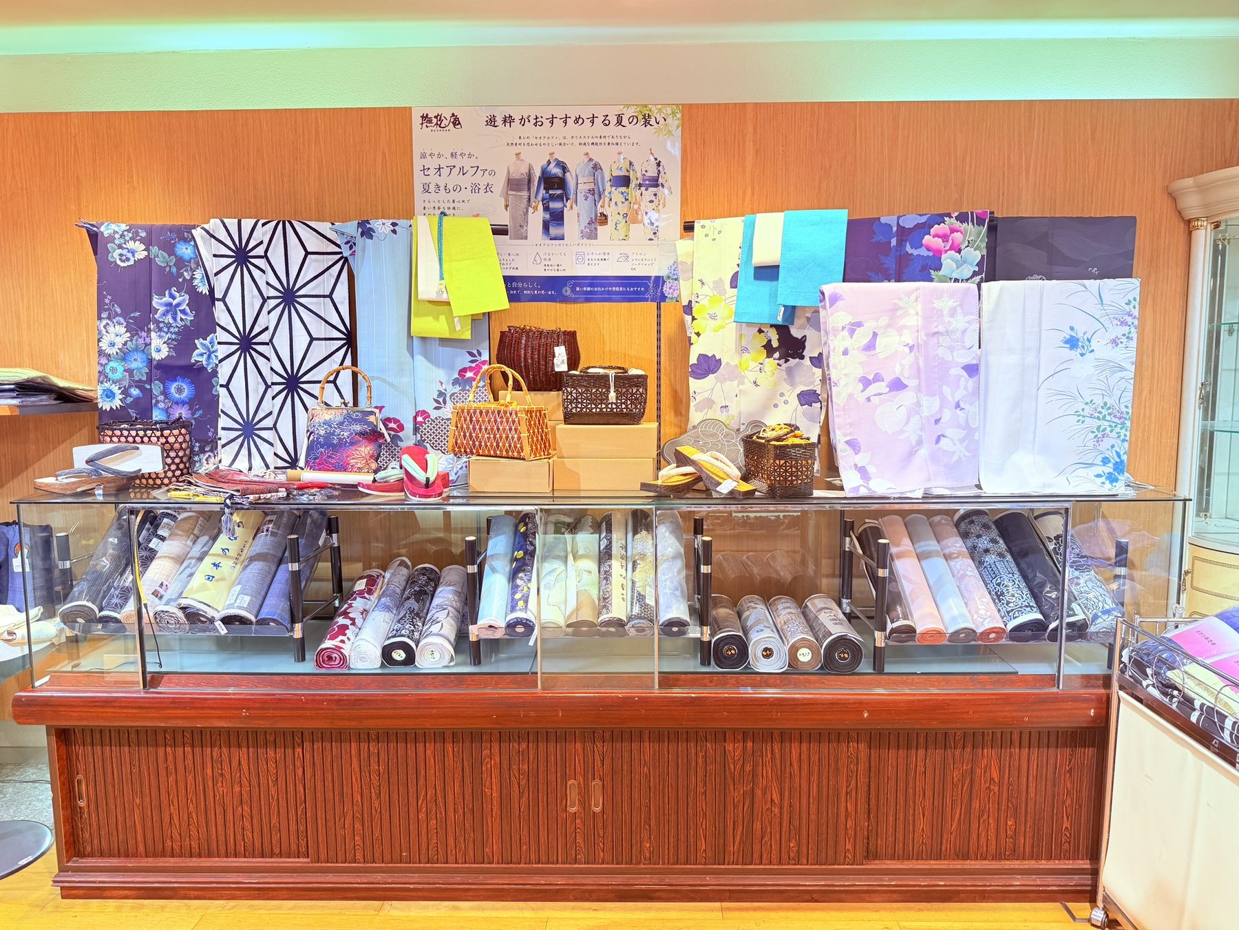 反物と帯が並ぶ店内展示