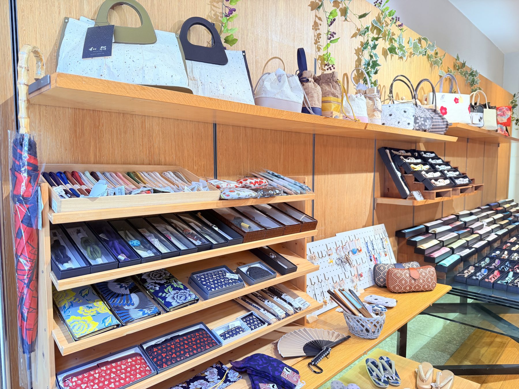 色鮮やかな和装小物が並ぶ店内