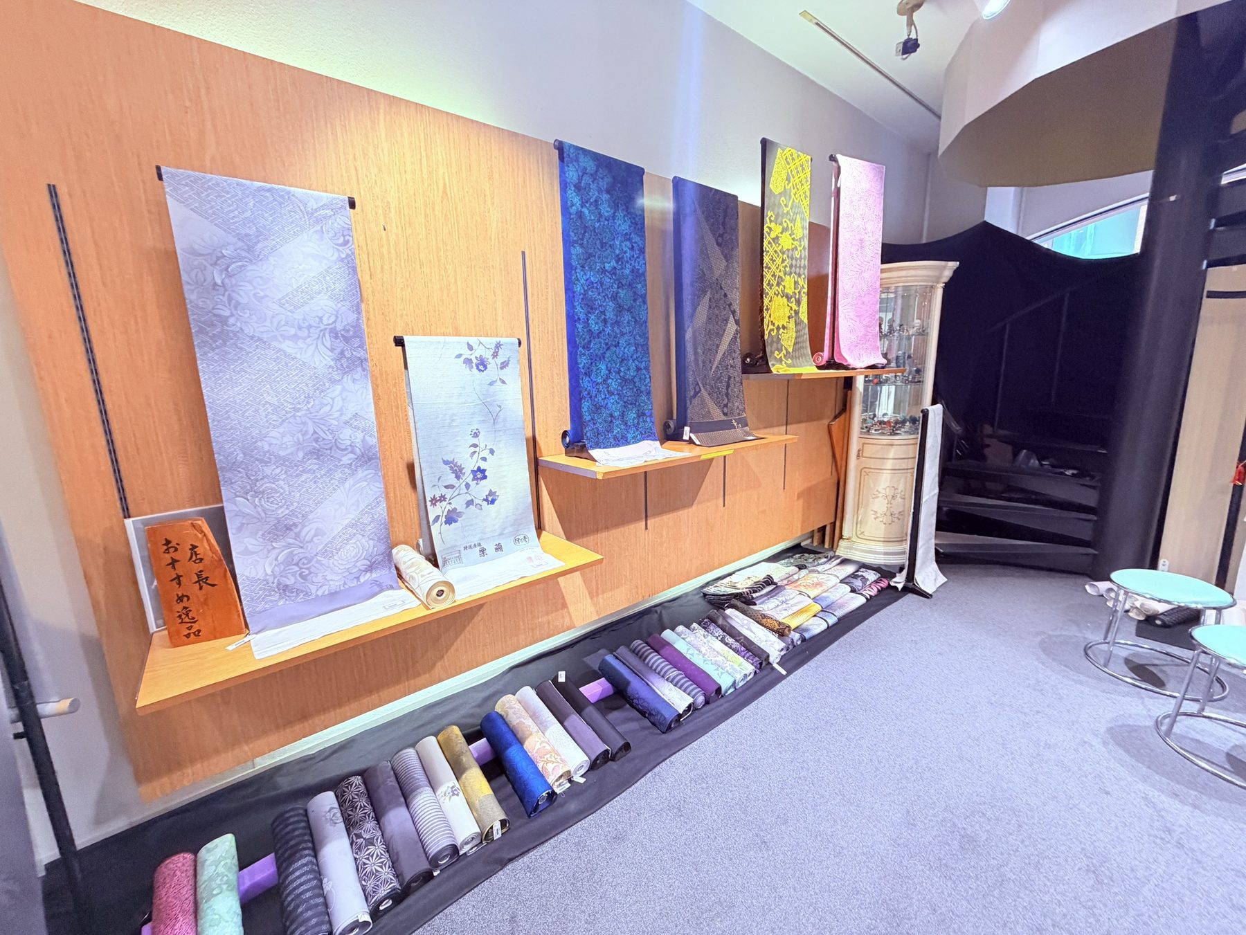落ち着いた色合いの反物が並ぶ店内