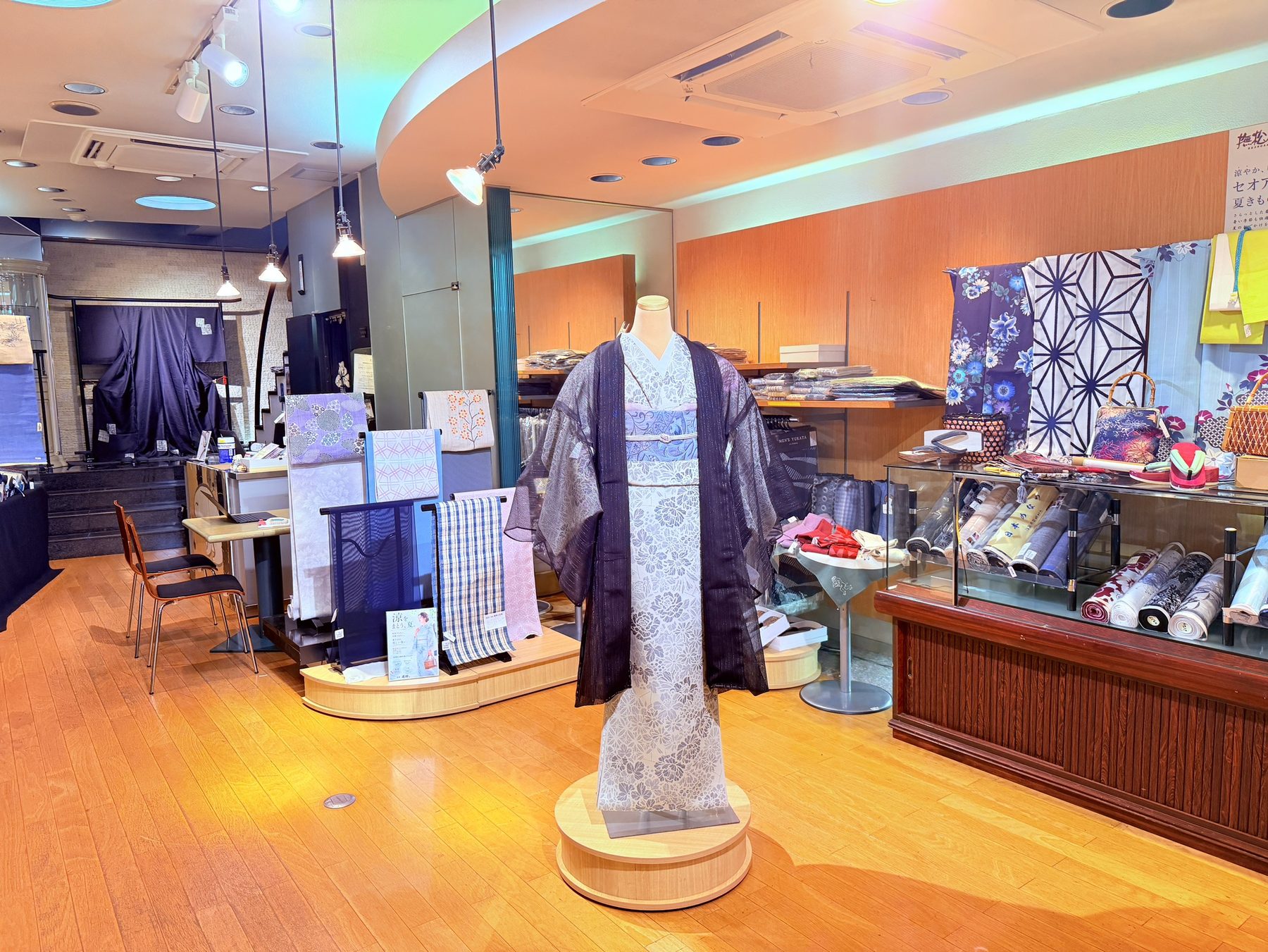 反物や帯が並ぶ淺草遊粋の店内全景