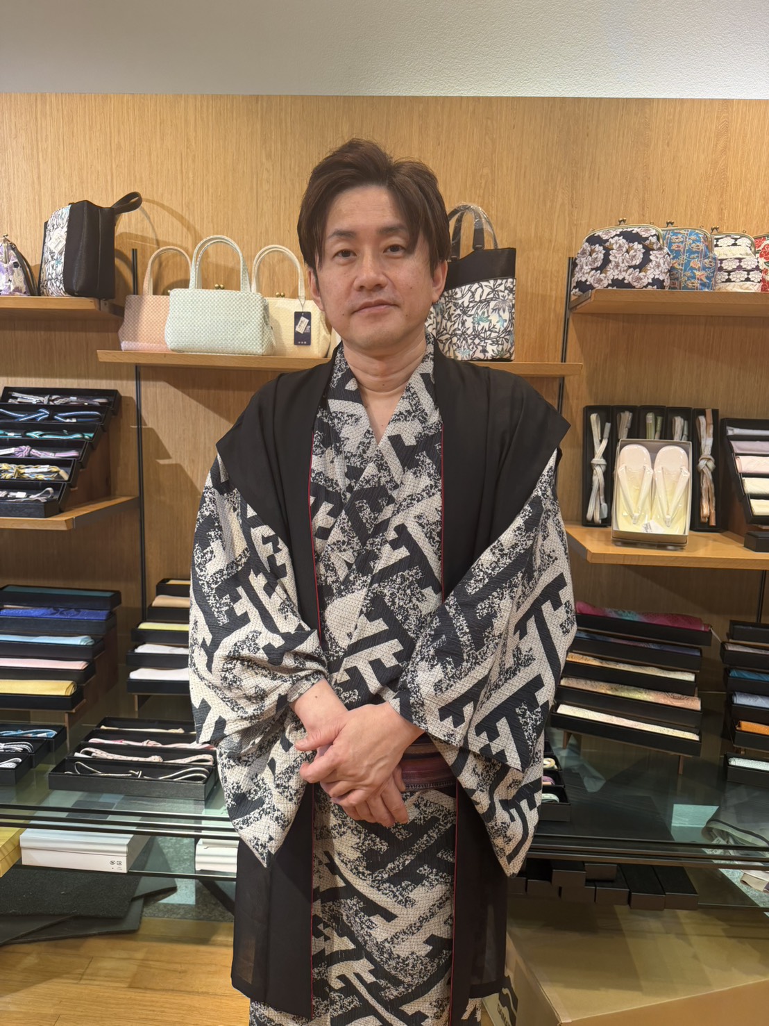 淺草遊粋店内に立つ着物姿の店長