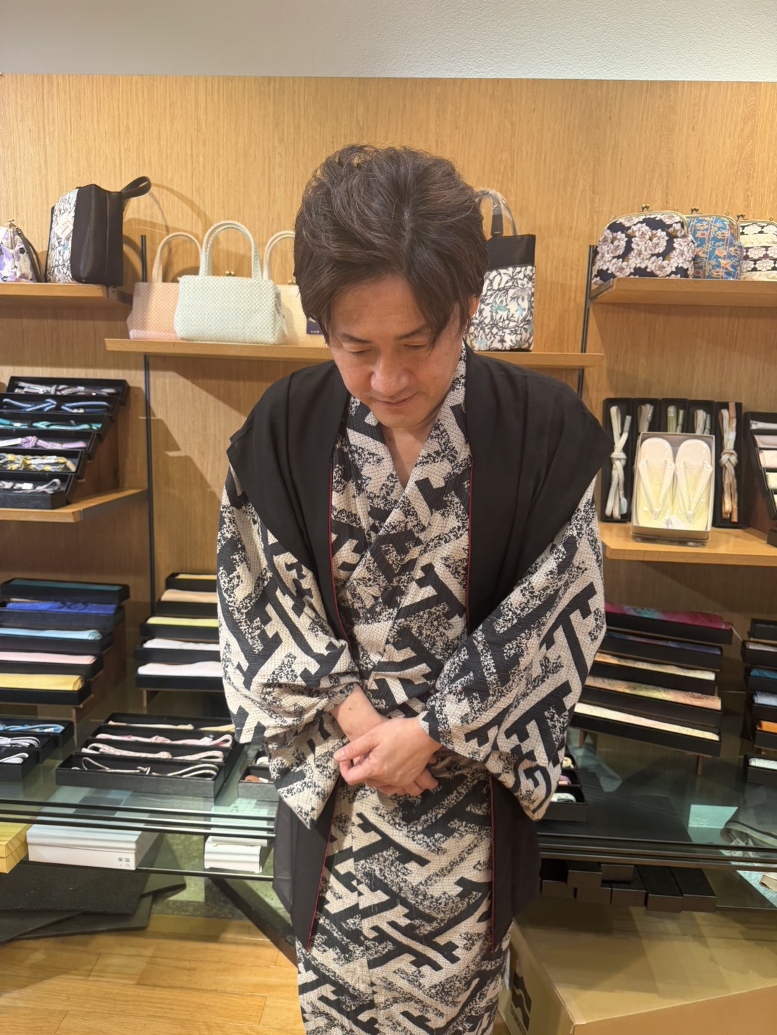 感謝を込めてお辞儀をする淺草遊粋店長