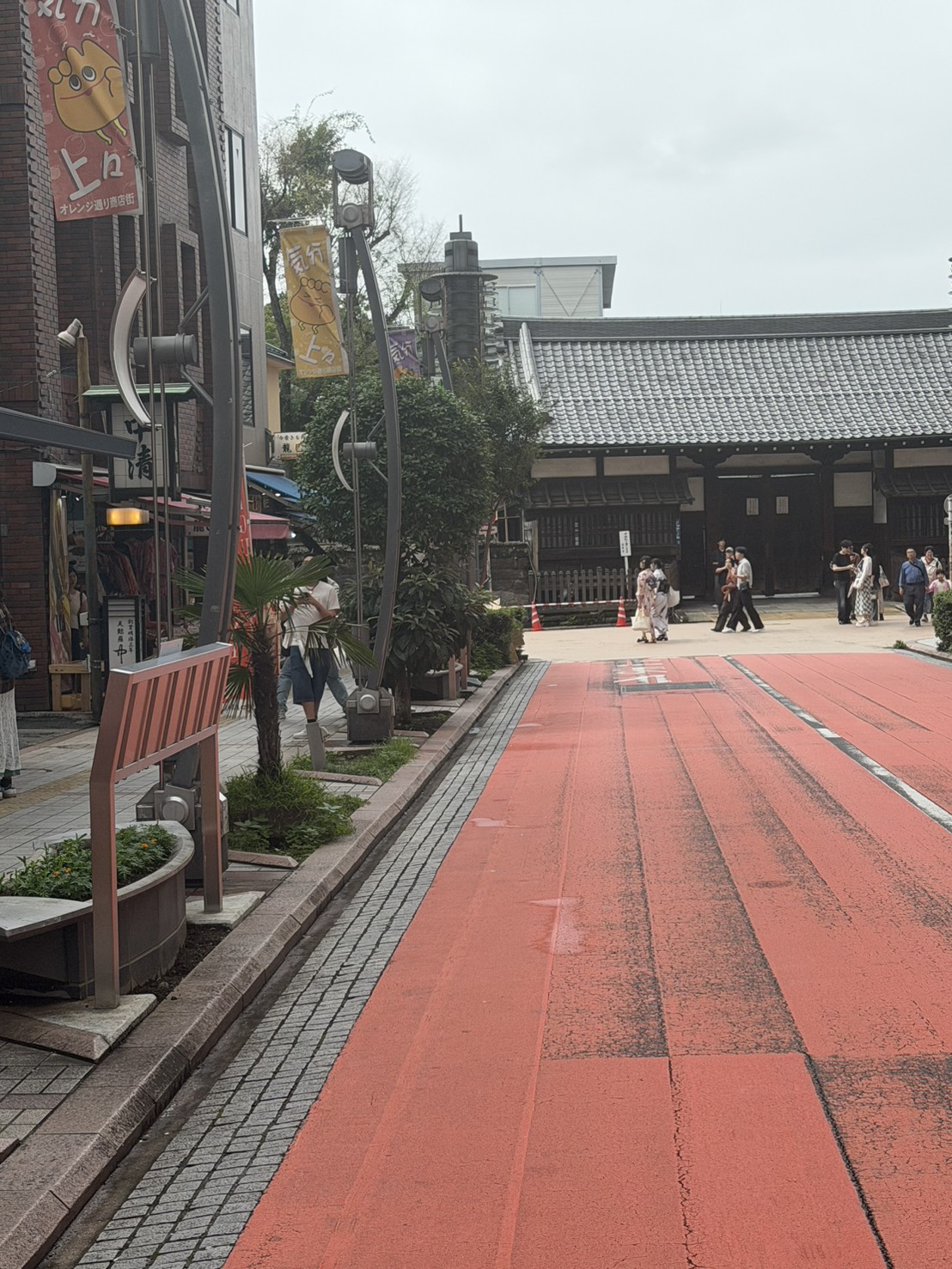 曇り空の日の浅草の通り