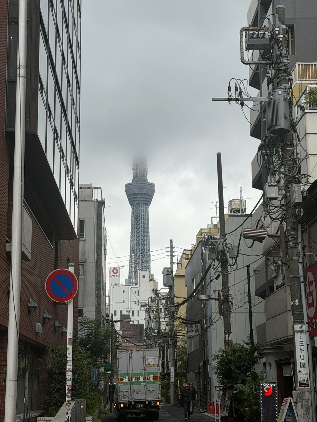 雲に上部が隠れた東京スカイツリー