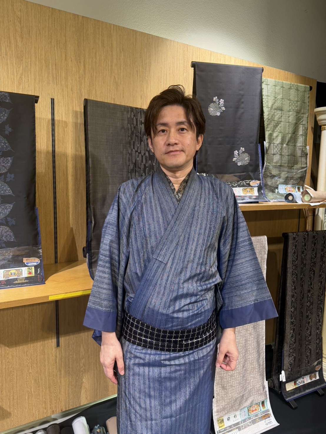 大島紬姿の安永店長