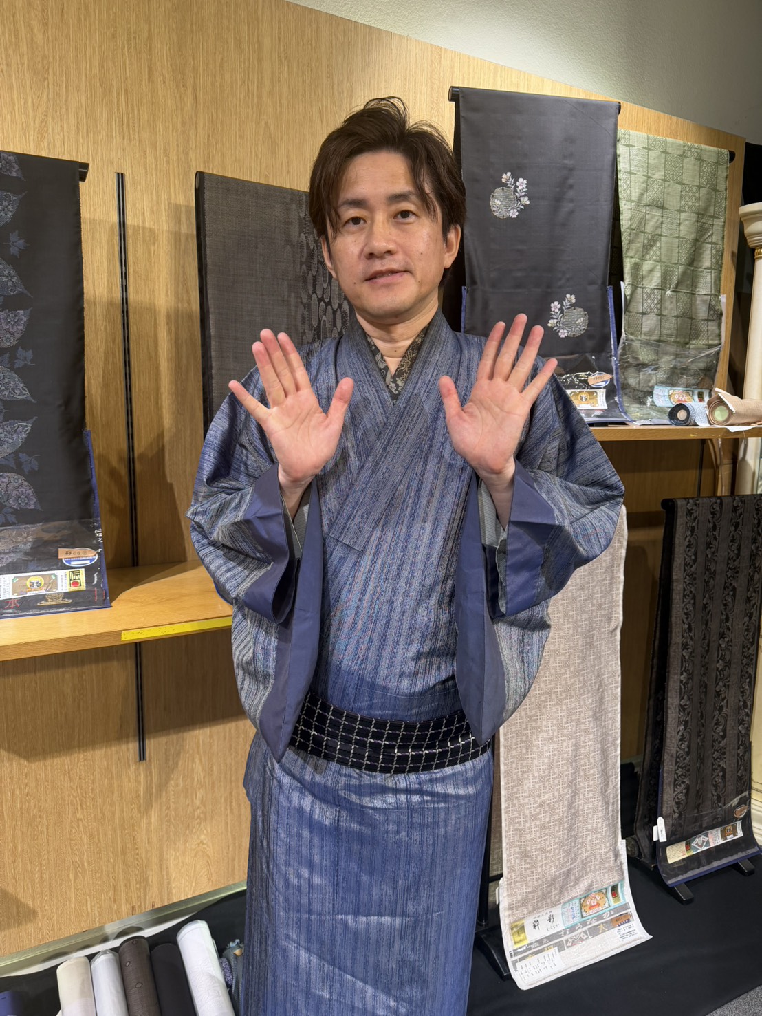 大島紬を着た淺草遊粋の安永店長