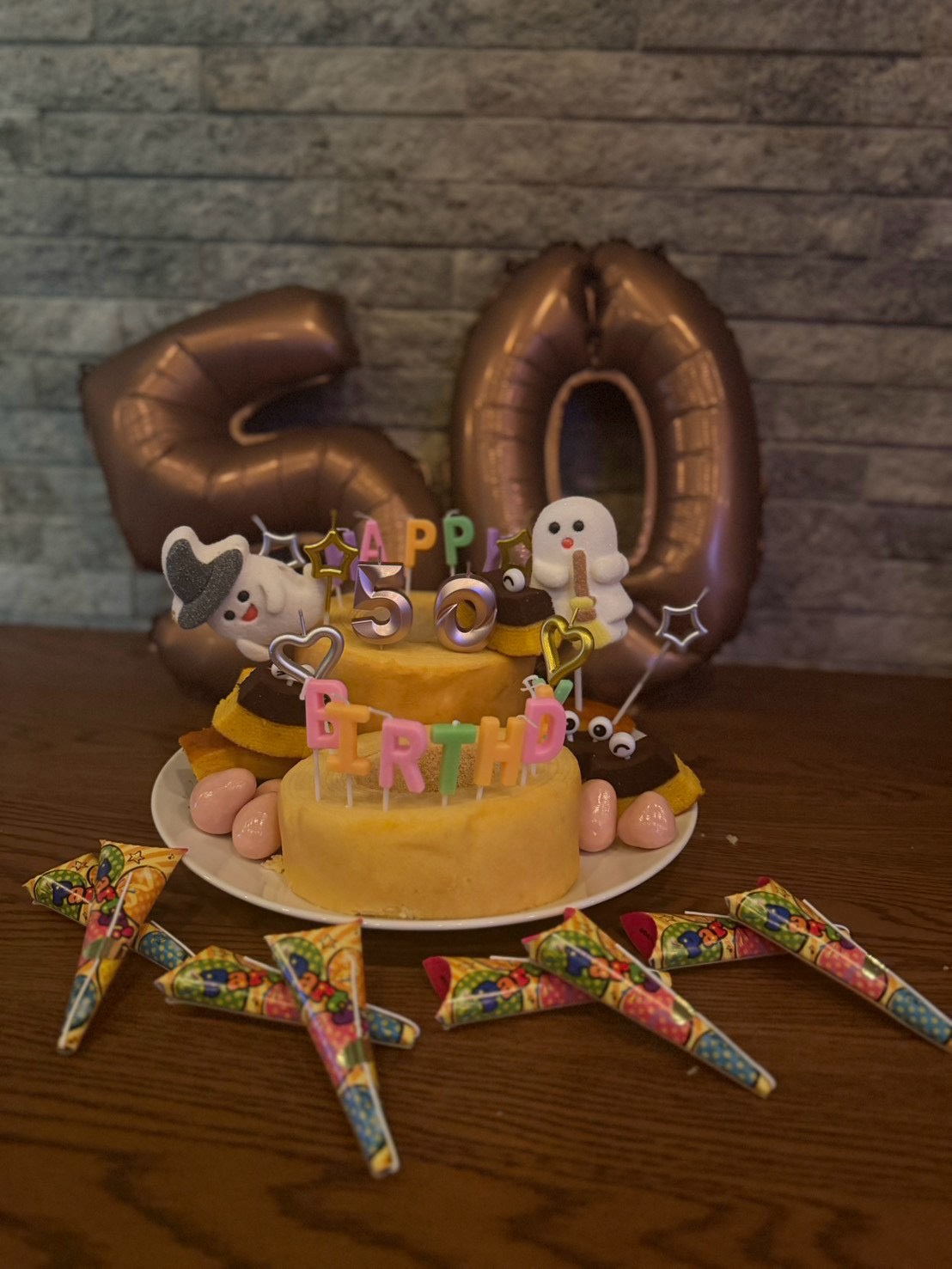 50の飾りを添えた誕生日ケーキ