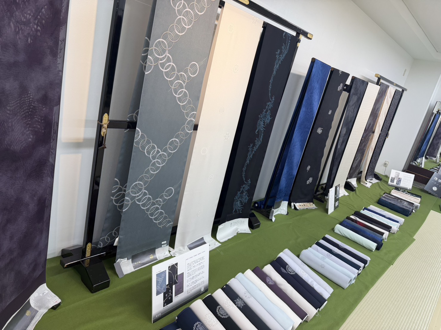 イベント会場に展示された着物の反物