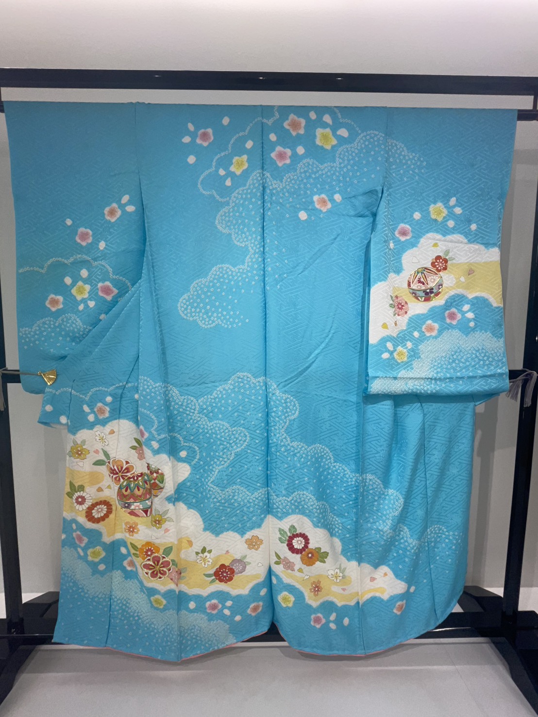 青地に花と毬をあしらった七五三のお祝着