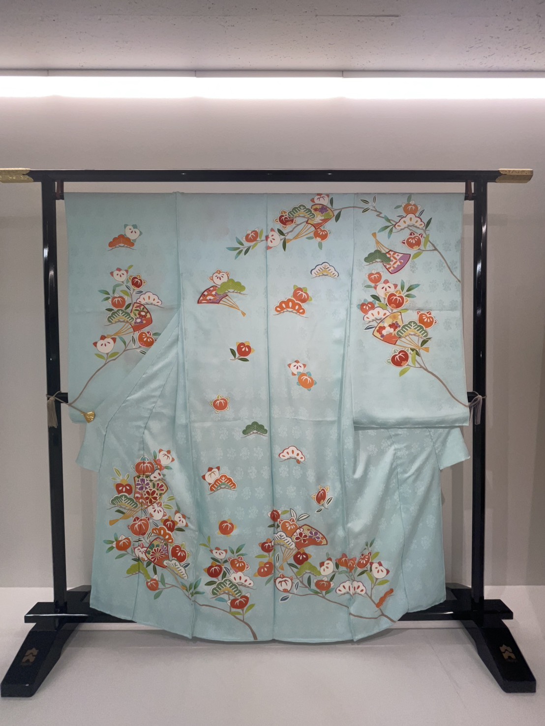 淡い水色に松と扇の柄を配したお祝着の全体