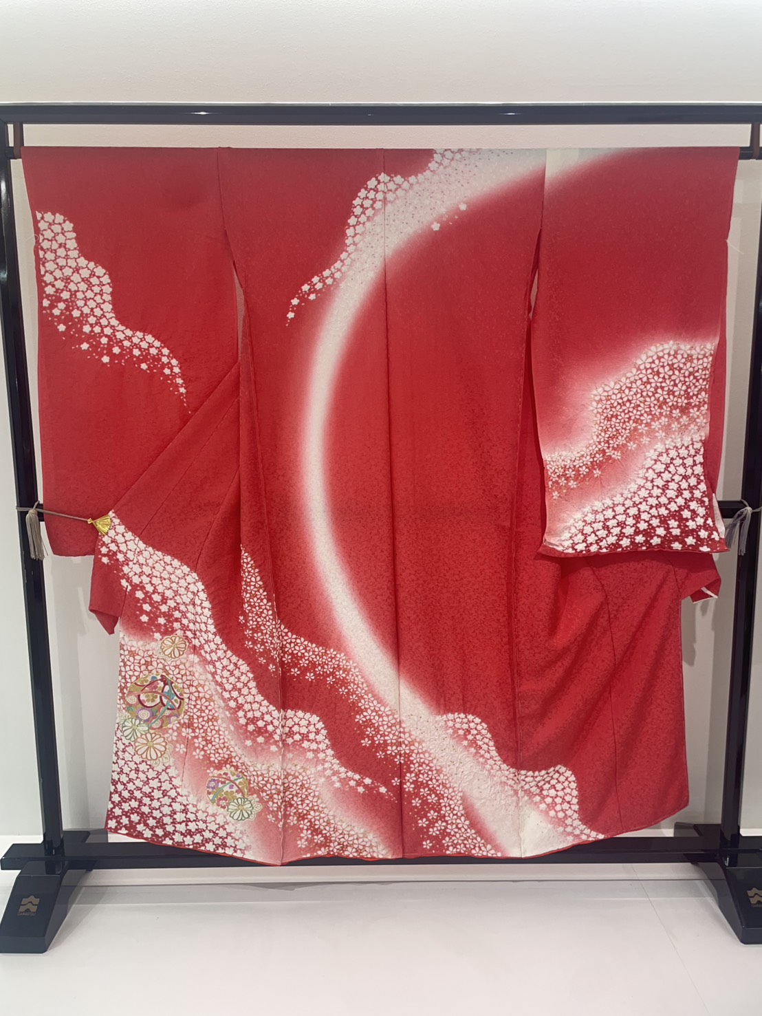 赤地に白い花と毬をあしらったお祝着