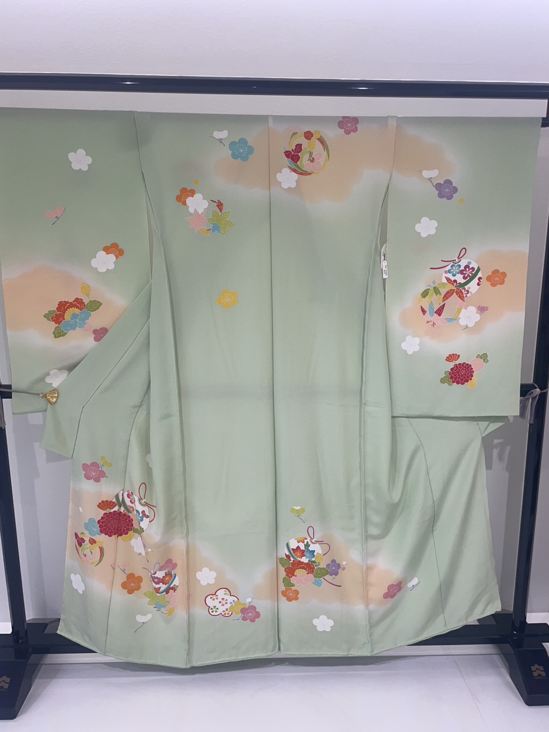 淡い緑色に花と毬をあしらったお祝着