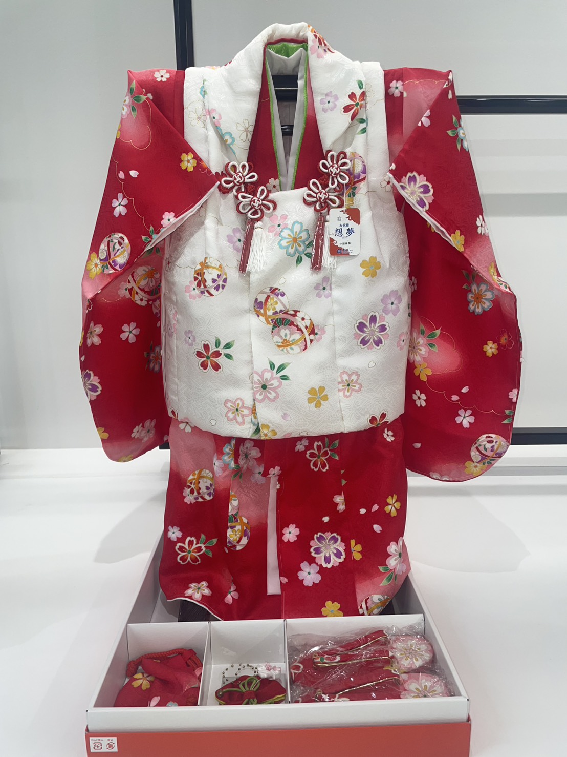 赤色のお祝着と白い被布、小物の組み合わせ