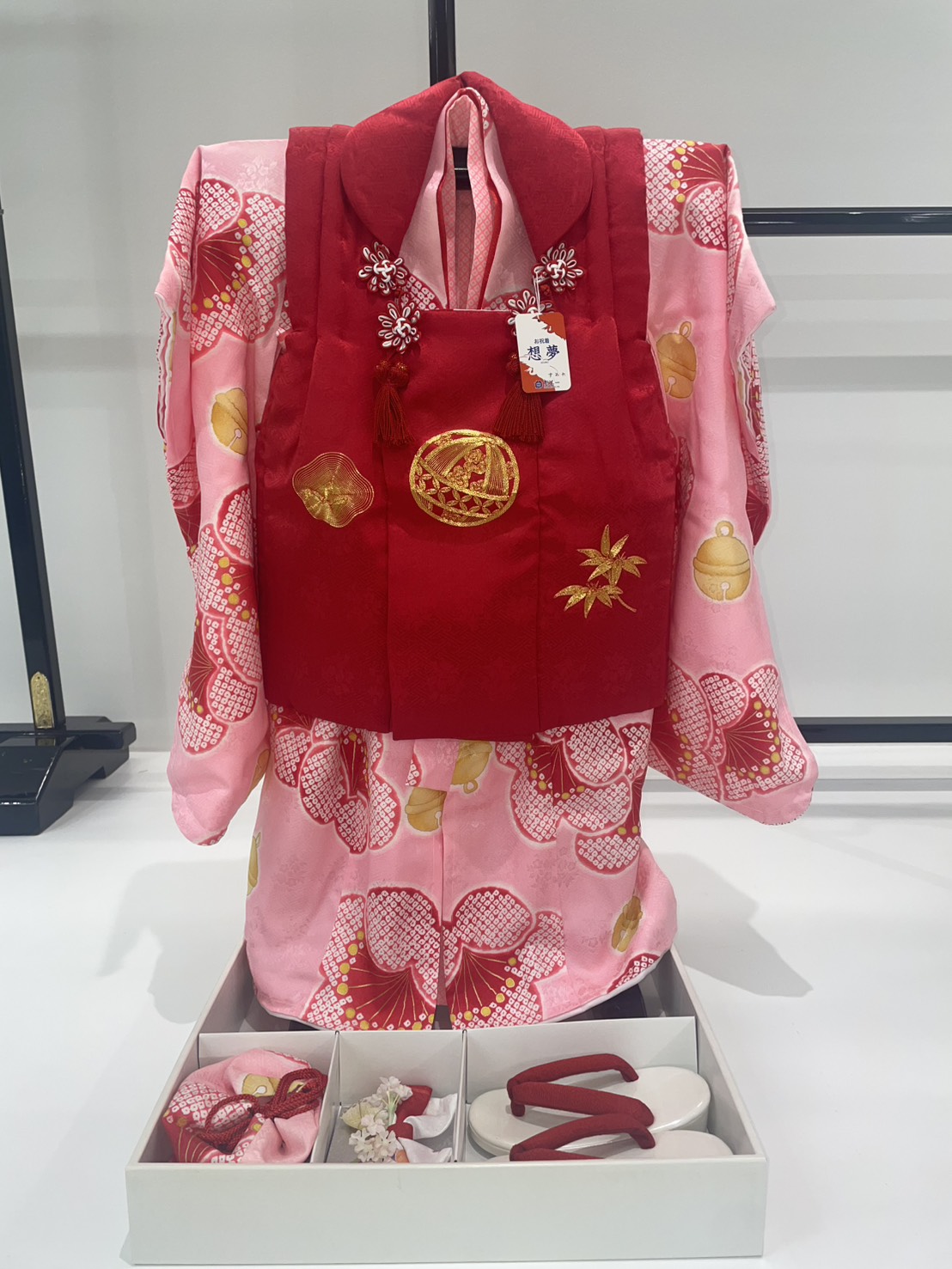 桃色のお祝着と赤い被布、小物の組み合わせ