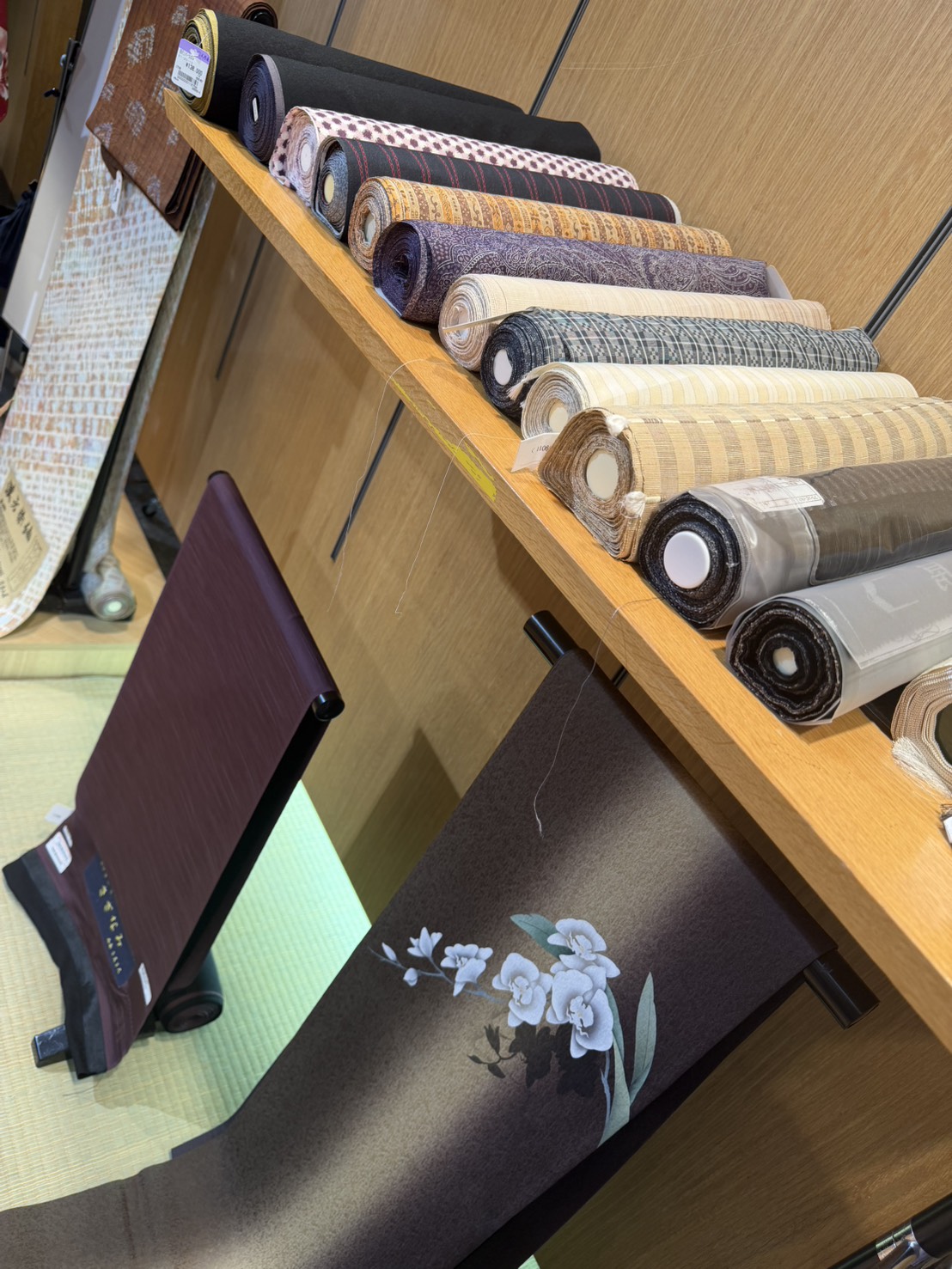 淺草遊粋店内に並ぶ着物の反物