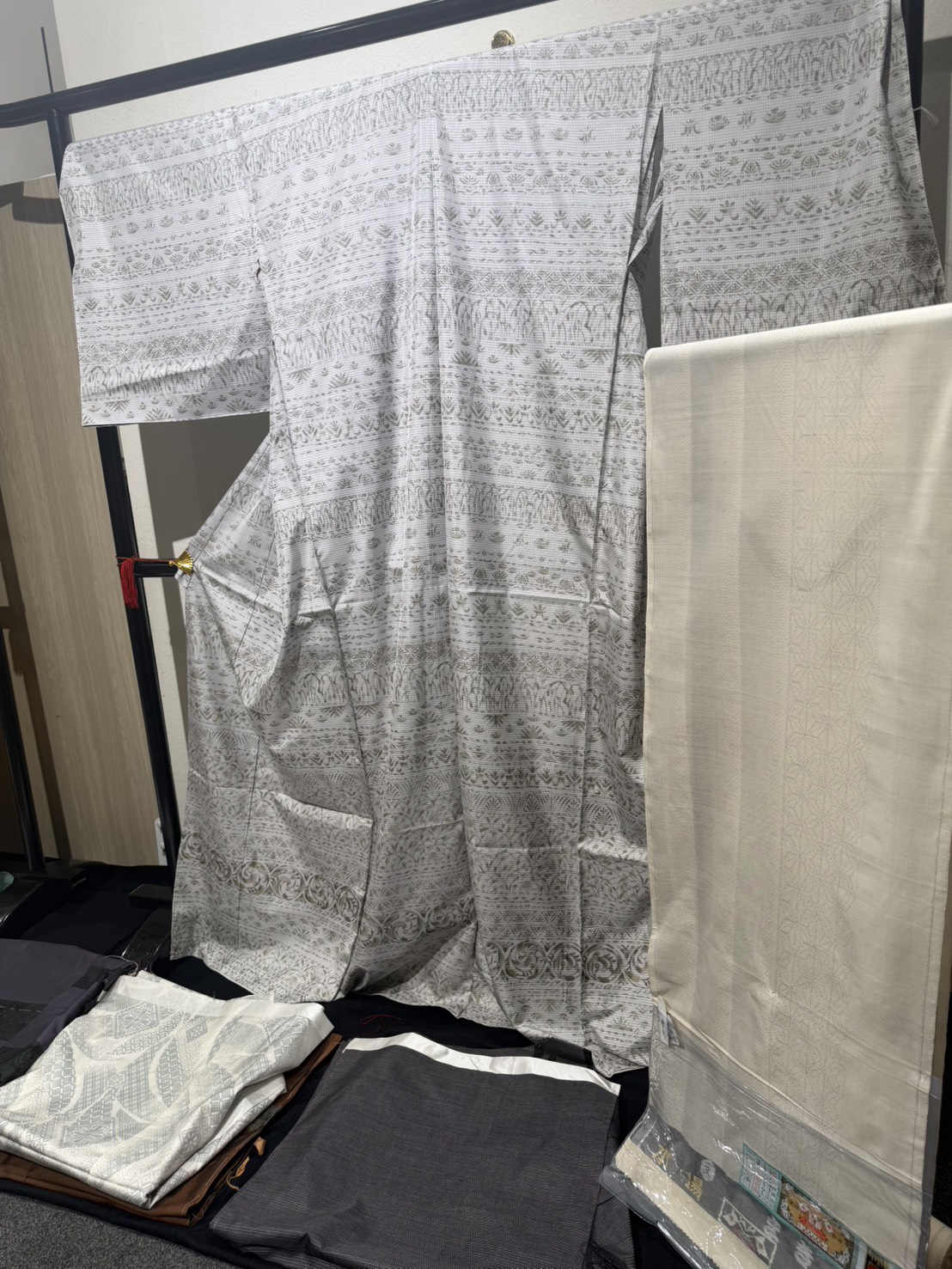 淺草遊粋店内に展示された淡色の大島紬
