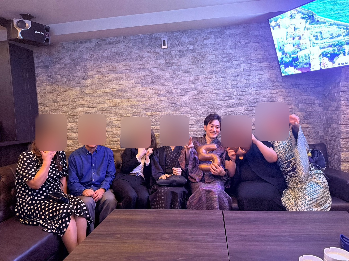 誕生日会での安永店長と参加者の集合写真