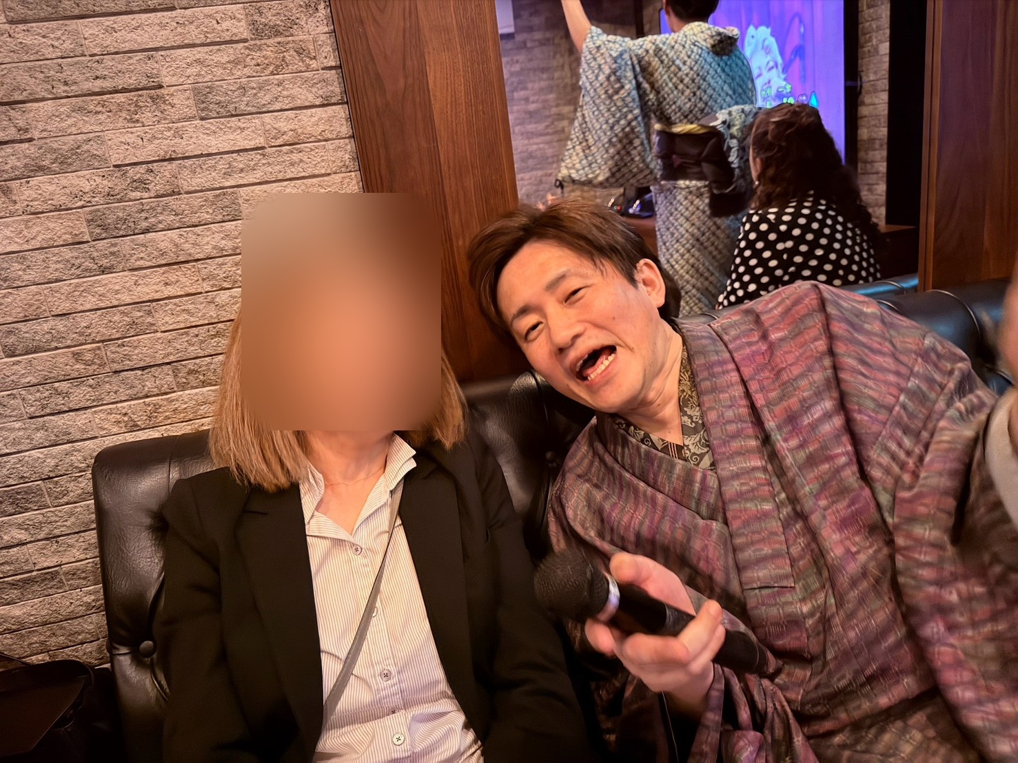 誕生日会でマイクを持つ安永店長