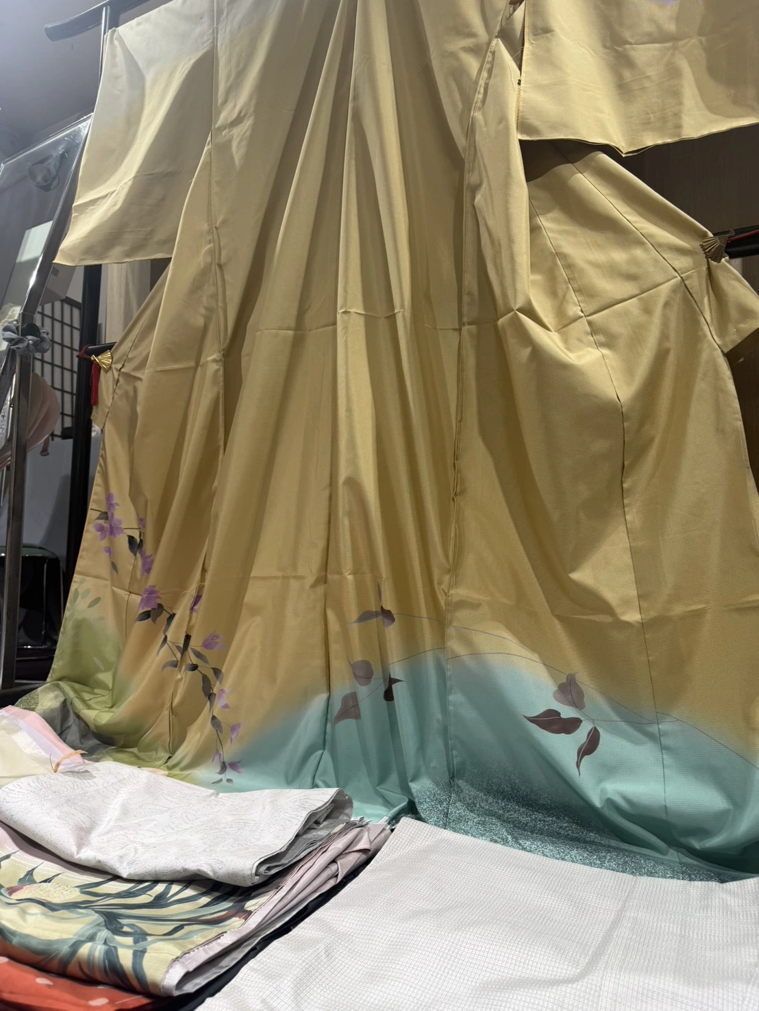 淺草遊粋に展示された黄色から青緑系の大島紬