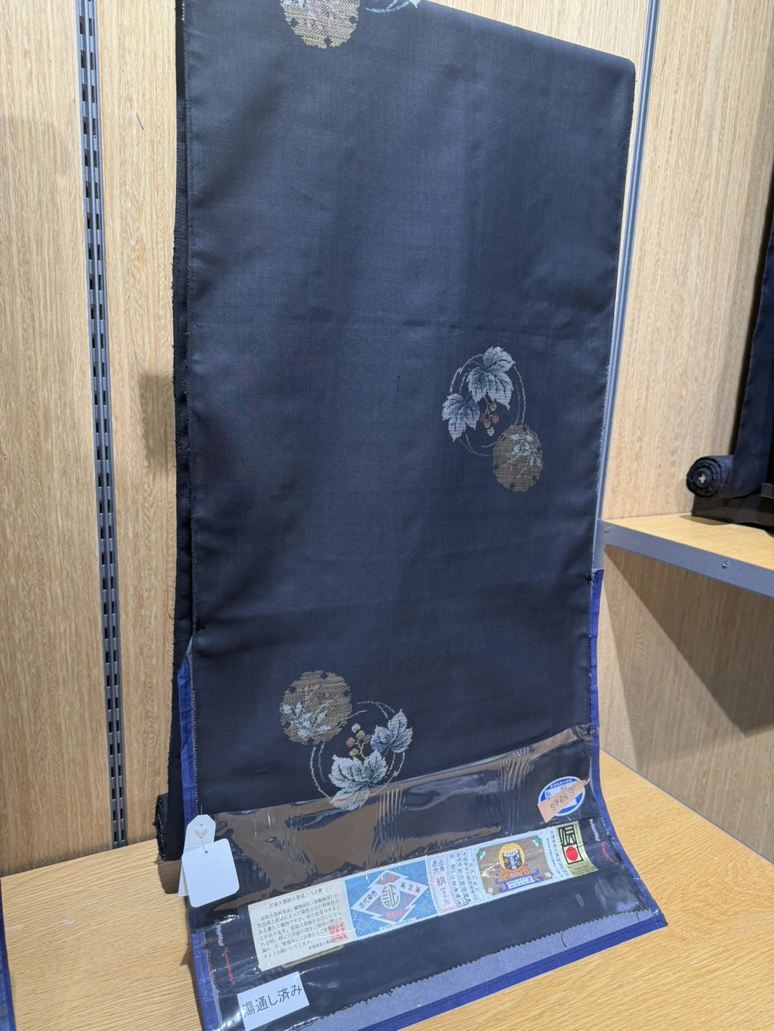 淺草遊粋店内の濃色の大島紬