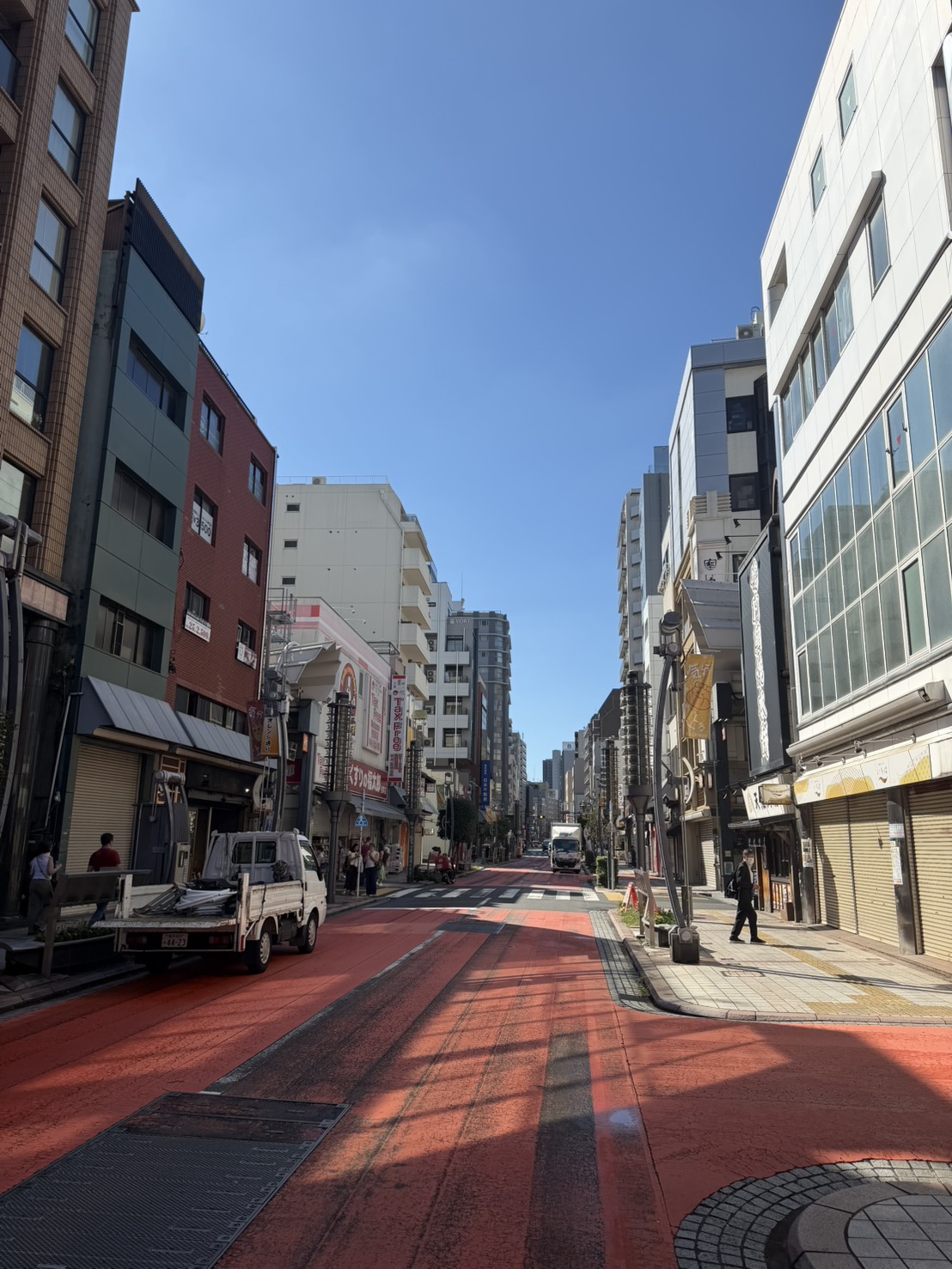 青空が広がる浅草の街並み