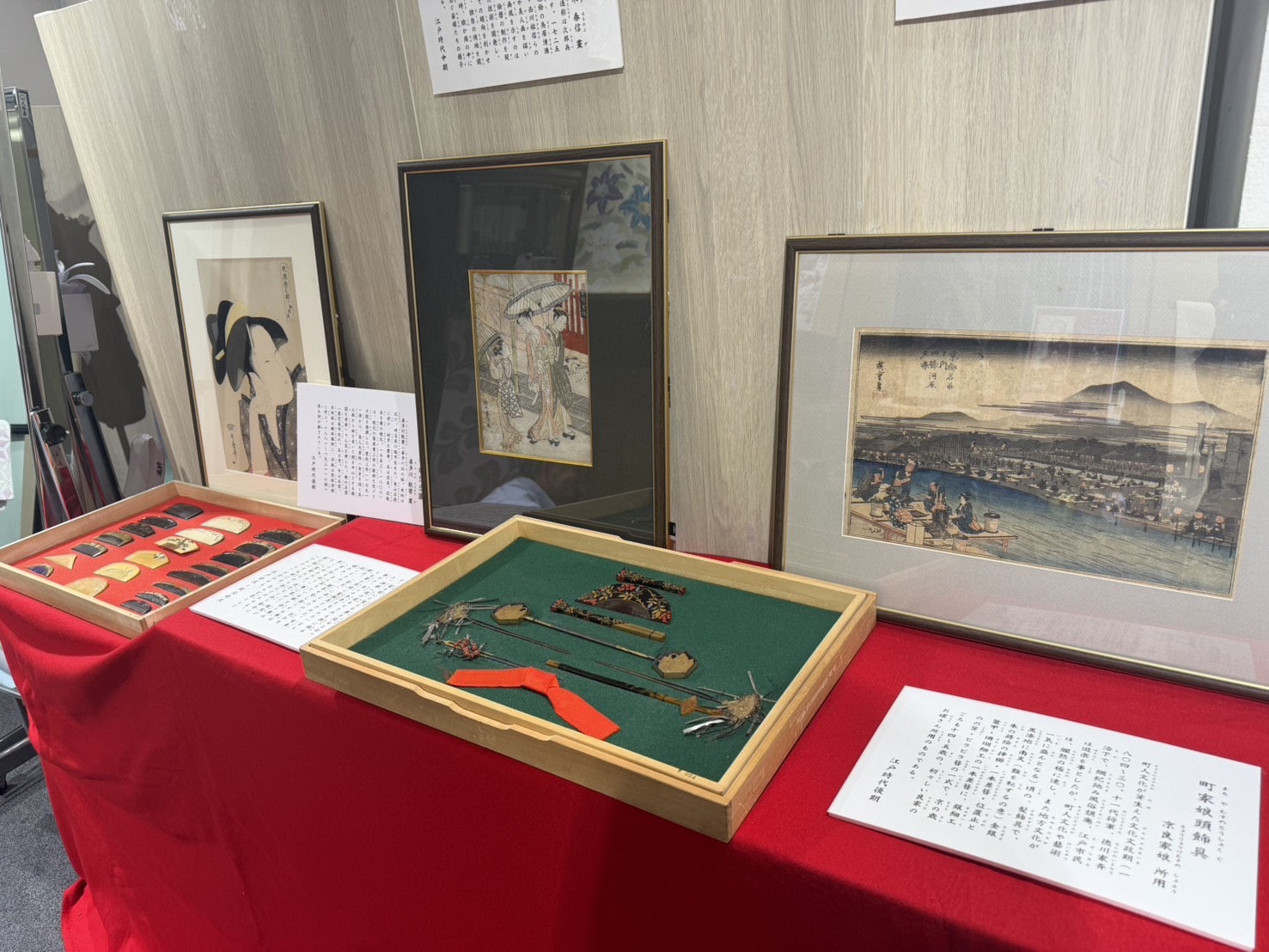 淺草遊粋の赤い展示台に並ぶ浮世絵とかんざし・櫛