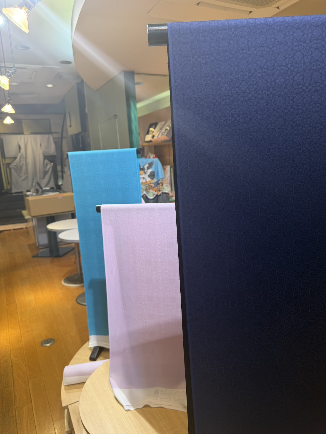 浅草店に並ぶオリジナル色無地の見本反物