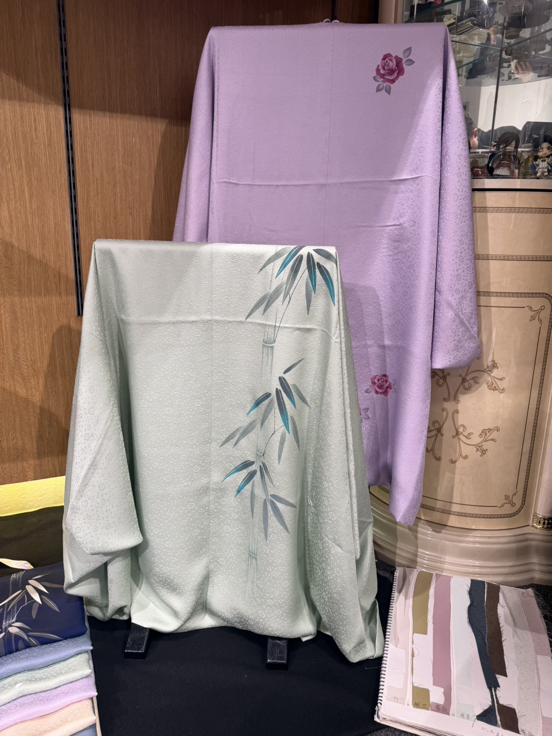 竹柄と花柄の淡い色合いの着物を並べた展示