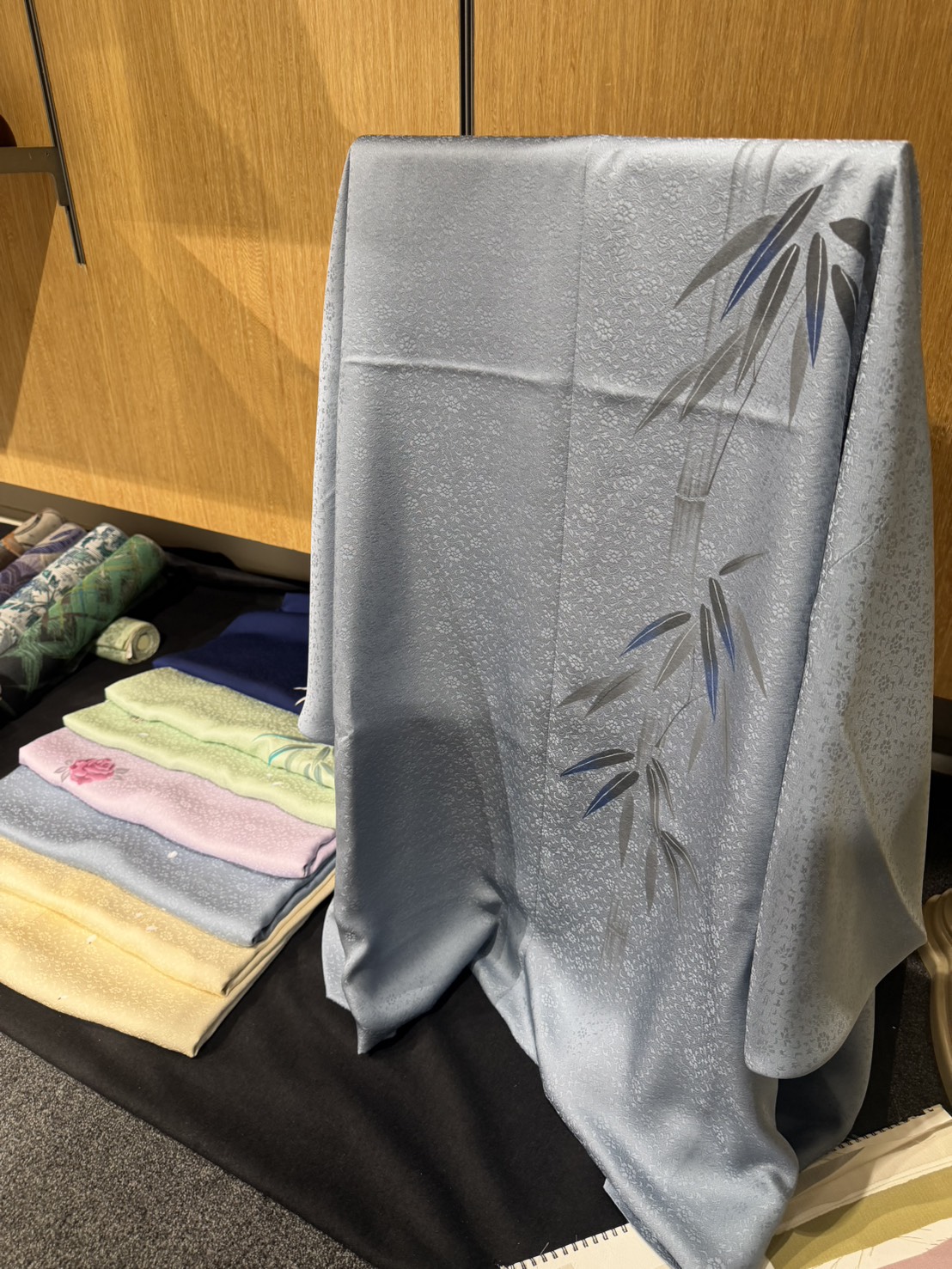 作品展で展示した竹柄の着物と淡い色の着物