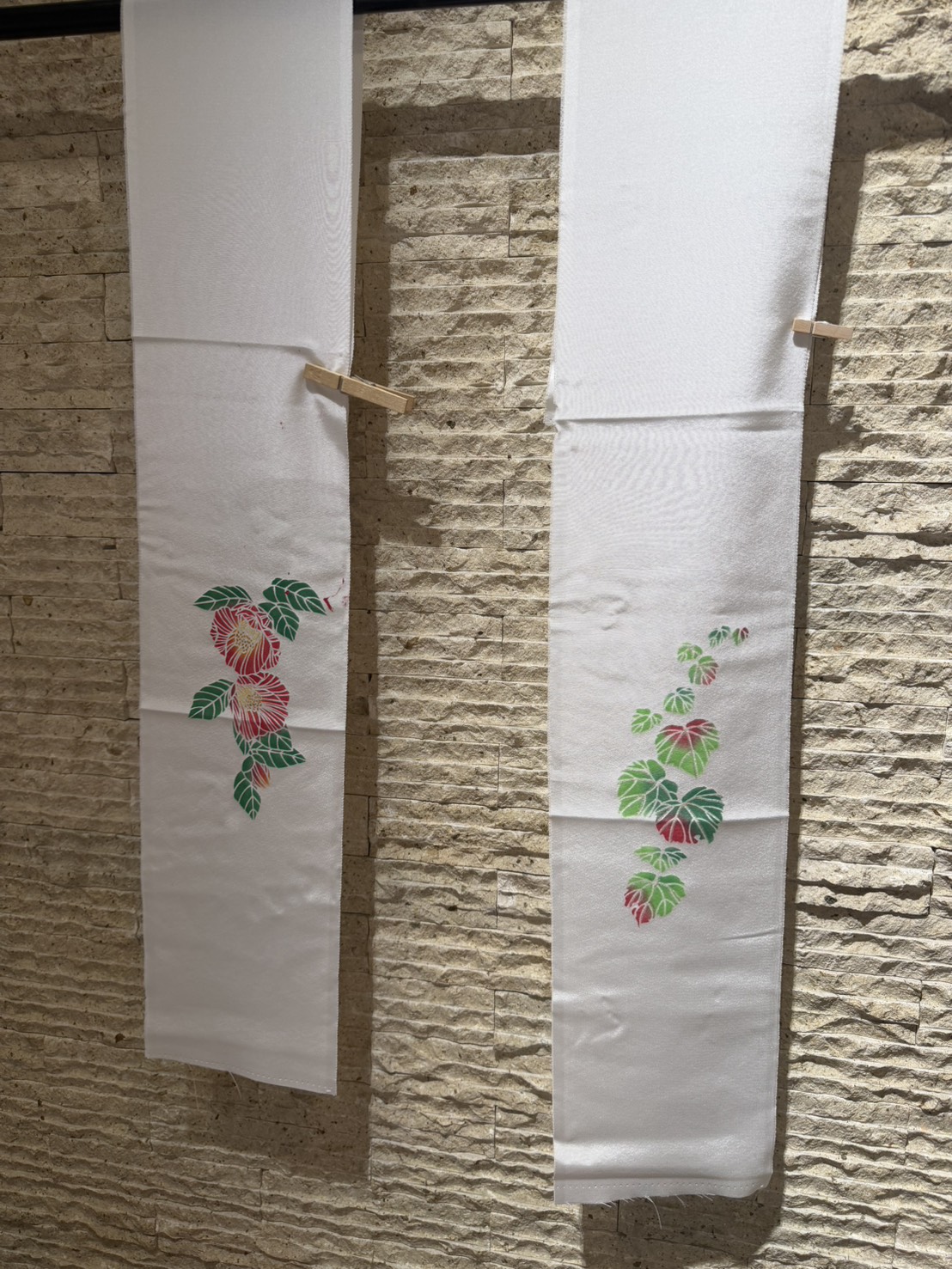 花や葉の柄に色を入れた2枚の半衿